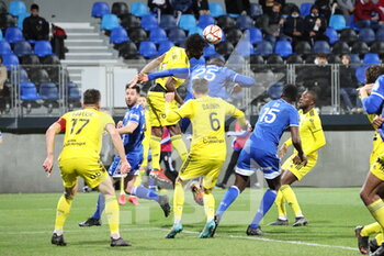 12/03/2022 - Action defender Pau during the French championship Ligue 2 football match between USL Dunkerque and Pau FC on March 12, 2022 at Marcel Tribut stadium in Dunkerque, France - USL DUNKERQUE VS PAU FC - FRENCH LIGUE 1 - CALCIO
