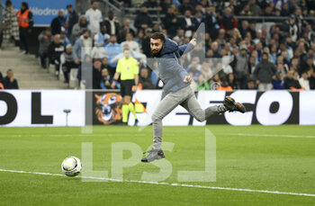 20/03/2022 - A pitch invader during the French championship Ligue 1 football match between Olympique de Marseille and OGC Nice on March 20, 2022 at Velodrome stadium in Marseille, France - OLYMPIQUE DE MARSEILLE VS OGC NICE - FRENCH LIGUE 1 - CALCIO