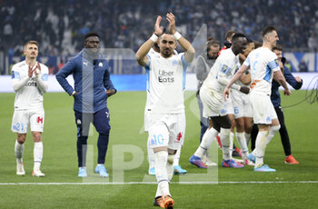20/03/2022 - Dimitri Payet of Marseille and teammates celebrate the victory with their supporters following the French championship Ligue 1 football match between Olympique de Marseille and OGC Nice on March 20, 2022 at Velodrome stadium in Marseille, France - OLYMPIQUE DE MARSEILLE VS OGC NICE - FRENCH LIGUE 1 - CALCIO