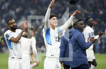 20/03/2022 - Cedric Bakambu, Leonardo Balerdi of Marseille and teammates celebrate the victory with their supporters following the French championship Ligue 1 football match between Olympique de Marseille and OGC Nice on March 20, 2022 at Velodrome stadium in Marseille, France - OLYMPIQUE DE MARSEILLE VS OGC NICE - FRENCH LIGUE 1 - CALCIO