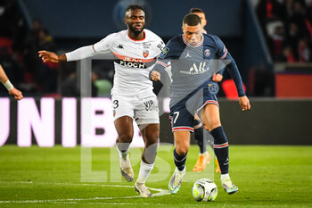 03/04/2022 - Terem MOFFI of Lorient and Kylian MBAPPE of PSG during the French championship Ligue 1 football match between Paris Saint-Germain and FC Lorient on April 3, 2022 at Parc des Princes stadium in Paris, France - PARIS SAINT-GERMAIN VS FC LORIENT - FRENCH LIGUE 1 - CALCIO