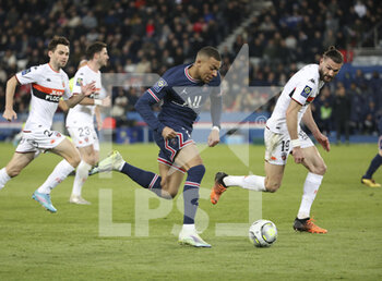 03/04/2022 - Kylian Mbappe of PSG, Leo Petrot of Lorient during the French championship Ligue 1 football match between Paris Saint-Germain (PSG) and FC Lorient on April 3, 2022 at Parc des Princes stadium in Paris, France - PARIS SAINT-GERMAIN VS FC LORIENT - FRENCH LIGUE 1 - CALCIO