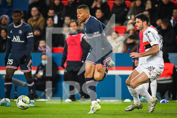 03/04/2022 - Kylian MBAPPE of PSG and Thomas MONCONDUIT of Lorient during the French championship Ligue 1 football match between Paris Saint-Germain and FC Lorient on April 3, 2022 at Parc des Princes stadium in Paris, France - PARIS SAINT-GERMAIN VS FC LORIENT - FRENCH LIGUE 1 - CALCIO