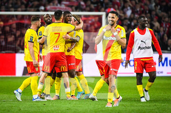16/04/2022 - Team of Lens celebrate the victory during the French championship Ligue 1 football match between LOSC Lille and RC Lens on April 16, 2022 at Pierre Mauroy stadium in Villeneuve-d'Ascq near Lille, France - LOSC LILLE VS RC LENS - FRENCH LIGUE 1 - CALCIO