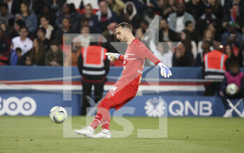 17/04/2022 - Goalkeeper of Marseille Pau Lopez during the French championship Ligue 1 football match between Paris Saint-Germain (PSG) and Olympique de Marseille (OM) on April 17, 2022 at Parc des Princes stadium in Paris, France - PARIS SAINT-GERMAIN VS OLYMPIQUE DE MARSEILLE - FRENCH LIGUE 1 - CALCIO