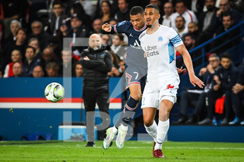 17/04/2022 - Kylian MBAPPE of PSG and William SALIBA of Marseille during the French championship Ligue 1 football match between Paris Saint-Germain and Olympique de Marseille on April 17, 2022 at Parc des Princes stadium in Paris, France - PARIS SAINT-GERMAIN VS OLYMPIQUE DE MARSEILLE - FRENCH LIGUE 1 - CALCIO