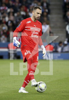 17/04/2022 - Goalkeeper of Marseille Pau Lopez during the French championship Ligue 1 football match between Paris Saint-Germain (PSG) and Olympique de Marseille (OM) on April 17, 2022 at Parc des Princes stadium in Paris, France - PARIS SAINT-GERMAIN VS OLYMPIQUE DE MARSEILLE - FRENCH LIGUE 1 - CALCIO