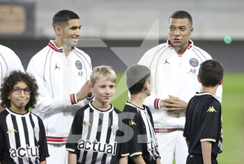 2022-04-20 - Achraf Hakimi, Kylian Mbappe of PSG during the French championship Ligue 1 football match between SCO Angers and Paris Saint-Germain on April 20, 2022 at Raymond Kopa stadium in Angers, France - SCO ANGERS VS PARIS SAINT-GERMAIN - FRENCH LIGUE 1 - SOCCER