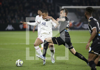 2022-04-20 - Kylian Mbappe of PSG, Romain Thomas of Angers during the French championship Ligue 1 football match between SCO Angers and Paris Saint-Germain on April 20, 2022 at Raymond Kopa stadium in Angers, France - SCO ANGERS VS PARIS SAINT-GERMAIN - FRENCH LIGUE 1 - SOCCER