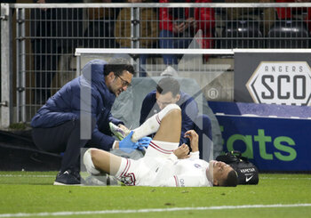 2022-04-20 - Kylian Mbappe of PSG is checked by Doctor of PSG Christophe Baudot during the French championship Ligue 1 football match between SCO Angers and Paris Saint-Germain on April 20, 2022 at Raymond Kopa stadium in Angers, France - SCO ANGERS VS PARIS SAINT-GERMAIN - FRENCH LIGUE 1 - SOCCER