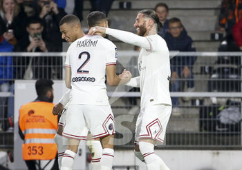 2022-04-20 - Sergio Ramos of PSG (right) celebrates his goal with Kylian Mbappe, Achraf Hakimi during the French championship Ligue 1 football match between SCO Angers and Paris Saint-Germain on April 20, 2022 at Raymond Kopa stadium in Angers, France - SCO ANGERS VS PARIS SAINT-GERMAIN - FRENCH LIGUE 1 - SOCCER