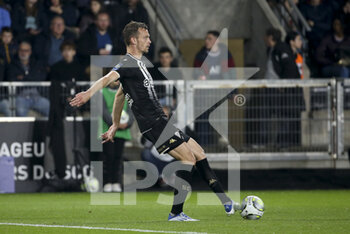 2022-04-20 - Romain Thomas of Angers during the French championship Ligue 1 football match between SCO Angers and Paris Saint-Germain on April 20, 2022 at Raymond Kopa stadium in Angers, France - SCO ANGERS VS PARIS SAINT-GERMAIN - FRENCH LIGUE 1 - SOCCER