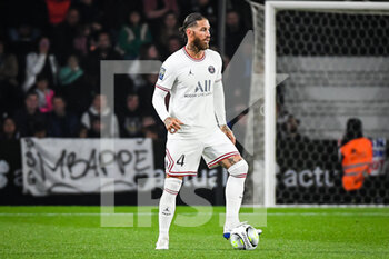 2022-04-20 - Sergio RAMOS of PSG during the French championship Ligue 1 football match between SCO Angers and Paris Saint-Germain on April 20, 2022 at Raymond Kopa stadium in Angers, France - SCO ANGERS VS PARIS SAINT-GERMAIN - FRENCH LIGUE 1 - SOCCER