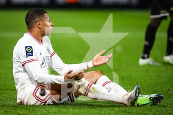 2022-04-20 - Kylian MBAPPE of PSG looks dejected during the French championship Ligue 1 football match between SCO Angers and Paris Saint-Germain on April 20, 2022 at Raymond Kopa stadium in Angers, France - SCO ANGERS VS PARIS SAINT-GERMAIN - FRENCH LIGUE 1 - SOCCER