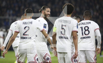 2022-04-20 - Marquinhos of PSG celebrates his goal with Sergio Ramos and teammates during the French championship Ligue 1 football match between SCO Angers and Paris Saint-Germain on April 20, 2022 at Raymond Kopa stadium in Angers, France - SCO ANGERS VS PARIS SAINT-GERMAIN - FRENCH LIGUE 1 - SOCCER