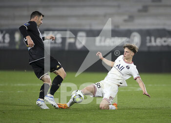 2022-04-20 - Edouard Michut of PSG, Thomas Mangani of Angers (left) during the French championship Ligue 1 football match between SCO Angers and Paris Saint-Germain on April 20, 2022 at Raymond Kopa stadium in Angers, France - SCO ANGERS VS PARIS SAINT-GERMAIN - FRENCH LIGUE 1 - SOCCER