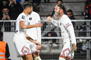 2022-04-20 - Sergio RAMOS of PSG celebrate his goal with Achraf HAKIMI of PSG during the French championship Ligue 1 football match between SCO Angers and Paris Saint-Germain on April 20, 2022 at Raymond Kopa stadium in Angers, France - SCO ANGERS VS PARIS SAINT-GERMAIN - FRENCH LIGUE 1 - SOCCER