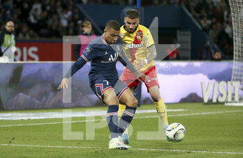 2022-04-23 - Kylian Mbappe of PSG, Jonathan Clauss of Lens during the French championship Ligue 1 football match between Paris Saint-Germain (PSG) and RC Lens (RCL) on April 23, 2022 at Parc des Princes stadium in Paris, France - PARIS SAINT-GERMAIN VS RC LENS - FRENCH LIGUE 1 - SOCCER
