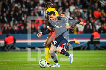23/04/2022 - Seko FOFANA of Lens and Lionel (Leo) MESSI of PSG during the French championship Ligue 1 football match between Paris Saint-Germain and RC Lens on April 23, 2022 at Parc des Princes stadium in Paris, France - PARIS SAINT-GERMAIN VS RC LENS - FRENCH LIGUE 1 - CALCIO