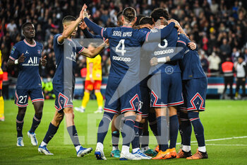 23/04/2022 - Lionel (Leo) MESSI of PSG celebrate his goal with teammates during the French championship Ligue 1 football match between Paris Saint-Germain and RC Lens on April 23, 2022 at Parc des Princes stadium in Paris, France - PARIS SAINT-GERMAIN VS RC LENS - FRENCH LIGUE 1 - CALCIO