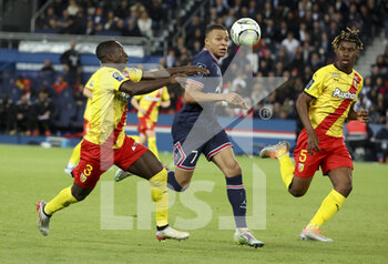 2022-04-23 - Kylian Mbappe of PSG between Deiver Machado and Christopher Wooh of Lens during the French championship Ligue 1 football match between Paris Saint-Germain (PSG) and RC Lens (RCL) on April 23, 2022 at Parc des Princes stadium in Paris, France - PARIS SAINT-GERMAIN VS RC LENS - FRENCH LIGUE 1 - SOCCER