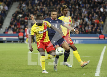 23/04/2022 - Kylian Mbappe of PSG between Deiver Machado and Christopher Wooh of Lens during the French championship Ligue 1 football match between Paris Saint-Germain (PSG) and RC Lens (RCL) on April 23, 2022 at Parc des Princes stadium in Paris, France - PARIS SAINT-GERMAIN VS RC LENS - FRENCH LIGUE 1 - CALCIO