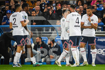 29/04/2022 - Kylian MBAPPE of PSG celebrate his goal with teammates during the French championship Ligue 1 football match between RC Strasbourg and Paris Saint-Germain on April 29, 2022 at La Meinau stadium in Strasbourg, France - RC STRASBOURG VS PARIS SAINT-GERMAIN - FRENCH LIGUE 1 - CALCIO