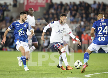 29/04/2022 - Neymar Jr of PSG, Adrien Thomasson of Strasbourg (left) during the French championship Ligue 1 football match between RC Strasbourg Alsace (RCSA) and Paris Saint-Germain (PSG) on April 29, 2022 at Stade de La Meinau in Strasbourg, France - RC STRASBOURG VS PARIS SAINT-GERMAIN - FRENCH LIGUE 1 - CALCIO