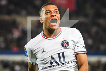29/04/2022 - Kylian MBAPPE of PSG celebrates his goal during the French championship Ligue 1 football match between RC Strasbourg and Paris Saint-Germain on April 29, 2022 at La Meinau stadium in Strasbourg, France - RC STRASBOURG VS PARIS SAINT-GERMAIN - FRENCH LIGUE 1 - CALCIO
