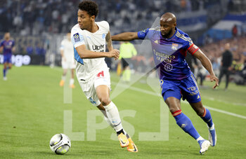 2022-05-01 - Boubacar Kamara of Marseille, Moussa Dembele of Lyon during the French championship Ligue 1 football match between Olympique de Marseille (OM) and Olympique Lyonnais (OL, Lyon) on May 1, 2022 at Stade Velodrome in Marseille, France - OLYMPIQUE DE MARSEILLE (OM) VS OLYMPIQUE LYONNAIS (OL, LYON) - FRENCH LIGUE 1 - SOCCER