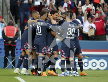 08/05/2022 - Marquinhos of PSG celebrates his goal with teammates during the French championship Ligue 1 football match between Paris Saint-Germain and ESTAC Troyes on May 8, 2022 at Parc des Princes stadium in Paris, France - PARIS SAINT-GERMAIN VS ESTAC TROYES - FRENCH LIGUE 1 - CALCIO