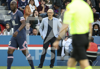 08/05/2022 - Coach of ESTAC Troyes Bruno Irles during the French championship Ligue 1 football match between Paris Saint-Germain and ESTAC Troyes on May 8, 2022 at Parc des Princes stadium in Paris, France - PARIS SAINT-GERMAIN VS ESTAC TROYES - FRENCH LIGUE 1 - CALCIO