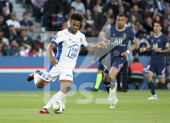 08/05/2022 - Erik Palmer-Brown of Troyes, Kylian Mbappe of PSG during the French championship Ligue 1 football match between Paris Saint-Germain and ESTAC Troyes on May 8, 2022 at Parc des Princes stadium in Paris, France - PARIS SAINT-GERMAIN VS ESTAC TROYES - FRENCH LIGUE 1 - CALCIO
