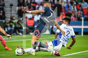 08/05/2022 - Kylian MBAPPE of PSG and Erik PALMER-BROWN of ESTAC Troyes during the French championship Ligue 1 football match between Paris Saint-Germain and ESTAC Troyes on May 8, 2022 at Parc des Princes stadium in Paris, France - PARIS SAINT-GERMAIN VS ESTAC TROYES - FRENCH LIGUE 1 - CALCIO