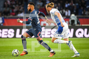 08/05/2022 - NEYMAR JR of PSG and Renaud RIPART of ESTAC Troyes during the French championship Ligue 1 football match between Paris Saint-Germain and ESTAC Troyes on May 8, 2022 at Parc des Princes stadium in Paris, France - PARIS SAINT-GERMAIN VS ESTAC TROYES - FRENCH LIGUE 1 - CALCIO