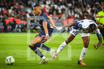 08/05/2022 - Kylian MBAPPE of PSG and Rominigue KOUAME of ESTAC Troyes during the French championship Ligue 1 football match between Paris Saint-Germain and ESTAC Troyes on May 8, 2022 at Parc des Princes stadium in Paris, France - PARIS SAINT-GERMAIN VS ESTAC TROYES - FRENCH LIGUE 1 - CALCIO