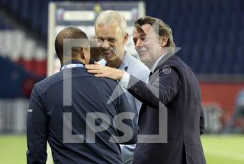 08/05/2022 - Mayor of Troyes Francois Baroin, coach of ESTAC Troyes Bruno Irles (center) following the French championship Ligue 1 football match between Paris Saint-Germain and ESTAC Troyes on May 8, 2022 at Parc des Princes stadium in Paris, France - PARIS SAINT-GERMAIN VS ESTAC TROYES - FRENCH LIGUE 1 - CALCIO