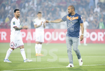 2022-05-14 - Former player of Montpellier Vitorino Hilton kicks off the match while Lionel Messi of PSG (left) applauds during the French championship Ligue 1 football match between Montpellier HSC and Paris Saint-Germain on May 14, 2022 at La Mosson stadium in Montpellier, France - MONTPELLIER HSC VS PARIS SAINT-GERMAIN - FRENCH LIGUE 1 - SOCCER