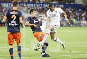 2022-05-14 - Kylian Mbappe of PSG, Matheus Thuler of Montpellier (left) during the French championship Ligue 1 football match between Montpellier HSC and Paris Saint-Germain on May 14, 2022 at La Mosson stadium in Montpellier, France - MONTPELLIER HSC VS PARIS SAINT-GERMAIN - FRENCH LIGUE 1 - SOCCER