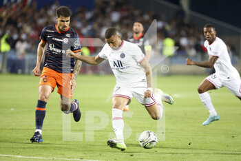 2022-05-14 - Kylian Mbappe of PSG, Matheus Thuler of Montpellier (left) during the French championship Ligue 1 football match between Montpellier HSC and Paris Saint-Germain on May 14, 2022 at La Mosson stadium in Montpellier, France - MONTPELLIER HSC VS PARIS SAINT-GERMAIN - FRENCH LIGUE 1 - SOCCER