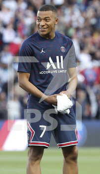 2022-05-21 - Kylian Mbappe of PSG during a brief ceremony celebrating his new contract with PSG before the French championship Ligue 1 football match between Paris Saint-Germain (PSG) and FC Metz on May 21, 2022 at Parc des Princes stadium in Paris, France - PARIS SAINT-GERMAIN (PSG) VS FC METZ - FRENCH LIGUE 1 - SOCCER