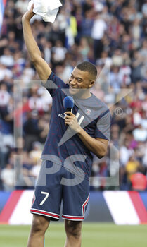 2022-05-21 - Kylian Mbappe of PSG during a brief ceremony celebrating his new contract with PSG before the French championship Ligue 1 football match between Paris Saint-Germain (PSG) and FC Metz on May 21, 2022 at Parc des Princes stadium in Paris, France - PARIS SAINT-GERMAIN (PSG) VS FC METZ - FRENCH LIGUE 1 - SOCCER