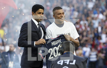 2022-05-21 - President of PSG Nasser Al Khelaifi, Kylian Mbappe of PSG during a ceremony celebrating the new contract of Mbappe with PSG before the French championship Ligue 1 football match between Paris Saint-Germain (PSG) and FC Metz on May 21, 2022 at Parc des Princes stadium in Paris, France - PARIS SAINT-GERMAIN (PSG) VS FC METZ - FRENCH LIGUE 1 - SOCCER