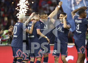 2022-05-21 - Angel Di Maria of PSG celebrates his goal with Kylian Mbappe, Achraf Hakimi, Presnel Kimpembe during the French championship Ligue 1 football match between Paris Saint-Germain (PSG) and FC Metz on May 21, 2022 at Parc des Princes stadium in Paris, France - PARIS SAINT-GERMAIN (PSG) VS FC METZ - FRENCH LIGUE 1 - SOCCER