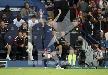 2022-05-21 - Angel Di Maria of PSG salutes the supporters when he's replaced for his last match with PSG during the French championship Ligue 1 football match between Paris Saint-Germain (PSG) and FC Metz on May 21, 2022 at Parc des Princes stadium in Paris, France - PARIS SAINT-GERMAIN (PSG) VS FC METZ - FRENCH LIGUE 1 - SOCCER