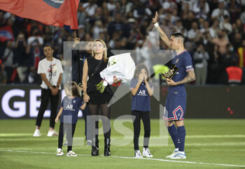 2022-05-21 - Angel Di Maria of PSG - with his wife Jorgelina Cardoso and daughters Mia Di Maria and Pia Di Maria - is honored after his last match with PSG following the French championship Ligue 1 football match between Paris Saint-Germain (PSG) and FC Metz on May 21, 2022 at Parc des Princes stadium in Paris, France - PARIS SAINT-GERMAIN (PSG) VS FC METZ - FRENCH LIGUE 1 - SOCCER