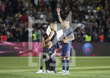 2022-05-21 - Angel Di Maria of PSG - with his wife Jorgelina Cardoso and daughters Mia Di Maria and Pia Di Maria - is honored after his last match with PSG following the French championship Ligue 1 football match between Paris Saint-Germain (PSG) and FC Metz on May 21, 2022 at Parc des Princes stadium in Paris, France - PARIS SAINT-GERMAIN (PSG) VS FC METZ - FRENCH LIGUE 1 - SOCCER