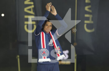 2022-05-21 - Kylian Mbappe of PSG celebrates during the Ligue 1 Trophy Ceremony following the French championship Ligue 1 football match between Paris Saint-Germain (PSG) and FC Metz on May 21, 2022 at Parc des Princes stadium in Paris, France - PARIS SAINT-GERMAIN (PSG) VS FC METZ - FRENCH LIGUE 1 - SOCCER