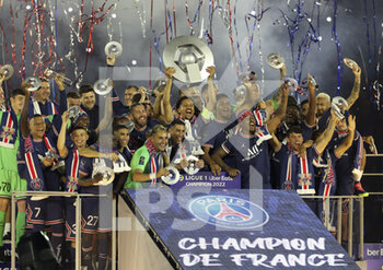 2022-05-21 - Captain of PSG Marquinhos and teammates celebrate during the Ligue 1 Trophy Ceremony following the French championship Ligue 1 football match between Paris Saint-Germain (PSG) and FC Metz on May 21, 2022 at Parc des Princes stadium in Paris, France - PARIS SAINT-GERMAIN (PSG) VS FC METZ - FRENCH LIGUE 1 - SOCCER