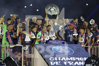 2022-05-21 - Captain of PSG Marquinhos and teammates celebrate during the Ligue 1 Trophy Ceremony following the French championship Ligue 1 football match between Paris Saint-Germain (PSG) and FC Metz on May 21, 2022 at Parc des Princes stadium in Paris, France - PARIS SAINT-GERMAIN (PSG) VS FC METZ - FRENCH LIGUE 1 - SOCCER